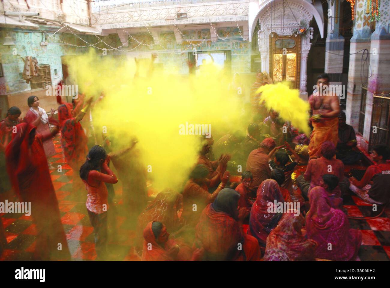 Priester spielt holi mit Gläubigen im Shyamji-Tempel in Jodhpur, Rajasthan, Indien, Asien Stockfoto
