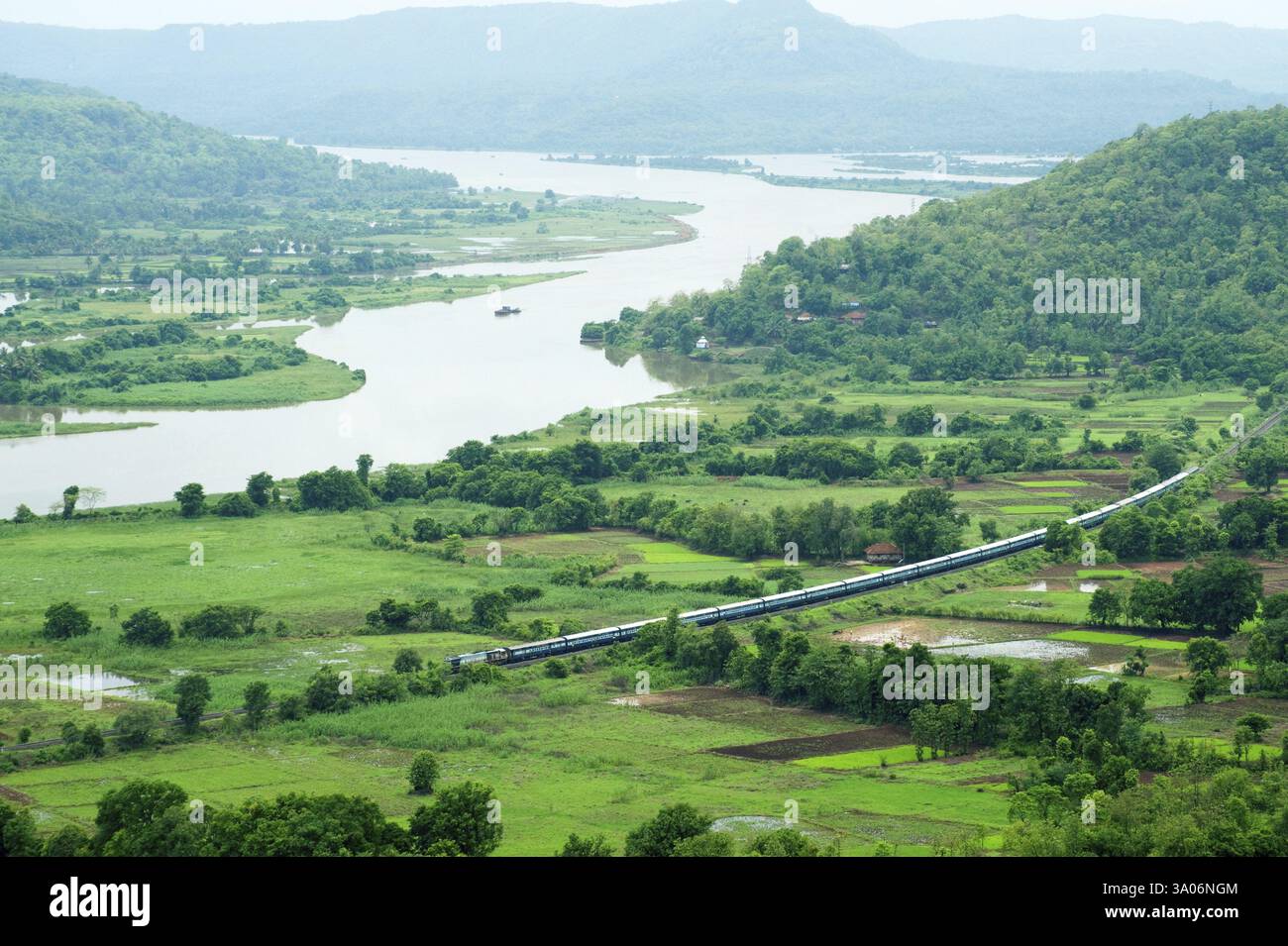 Konkan-Eisenbahn durch Reisfeld und Fluss Vashishti, Chiplun, Ratnagiri, Maharashtra, Indien, Asien Stockfoto