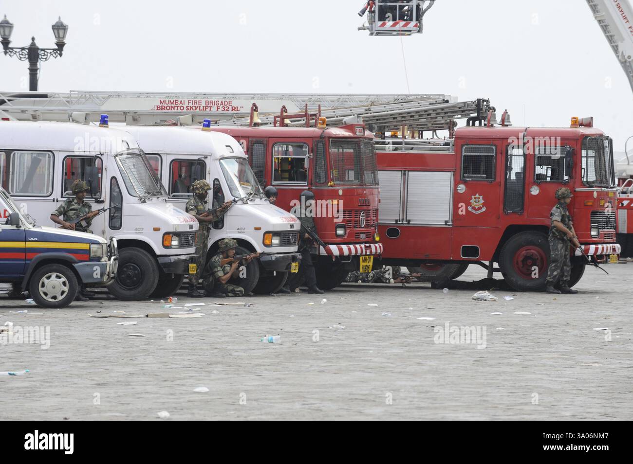 Ambulanz, Feuerwehr Van National Security Commandos Taj Mahal Hotel, Terroranschlag 26. November 2008 Bombay Stockfoto