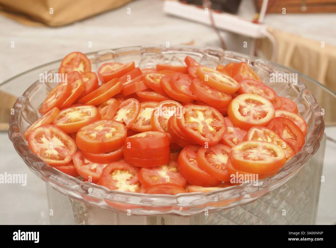 Tomatenscheiben, Mittagsbufett für Hochzeitsfeier, Bombay Mumbai, Maharashtra, Indien, Asien Stockfoto