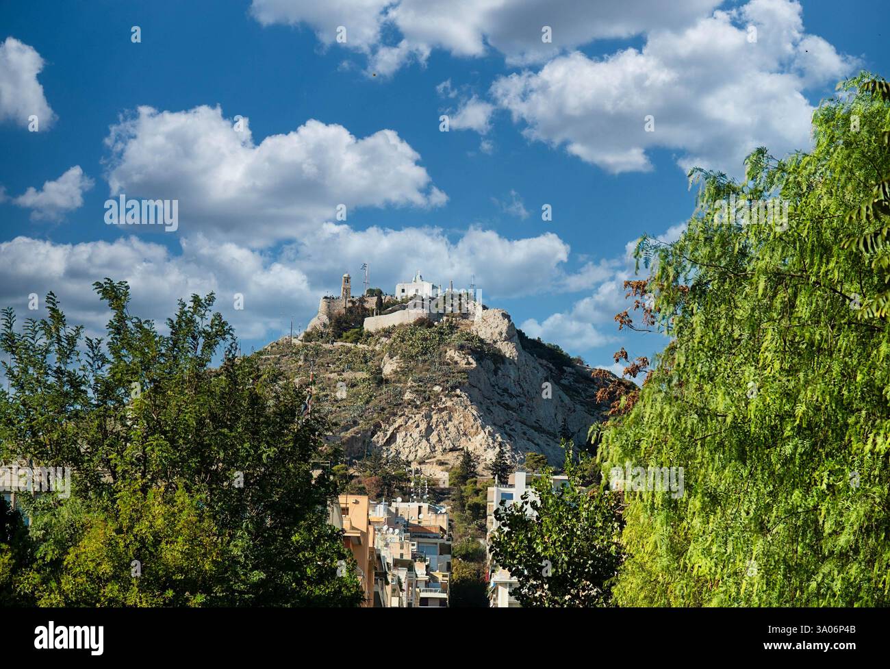 ATHEN, GRIECHENLAND - 18. Oktober 2024: Die Kirche St. Georg und ihr Glockenturm auf dem Lycabettus-Hügel in Athen, Griechenland. Stockfoto