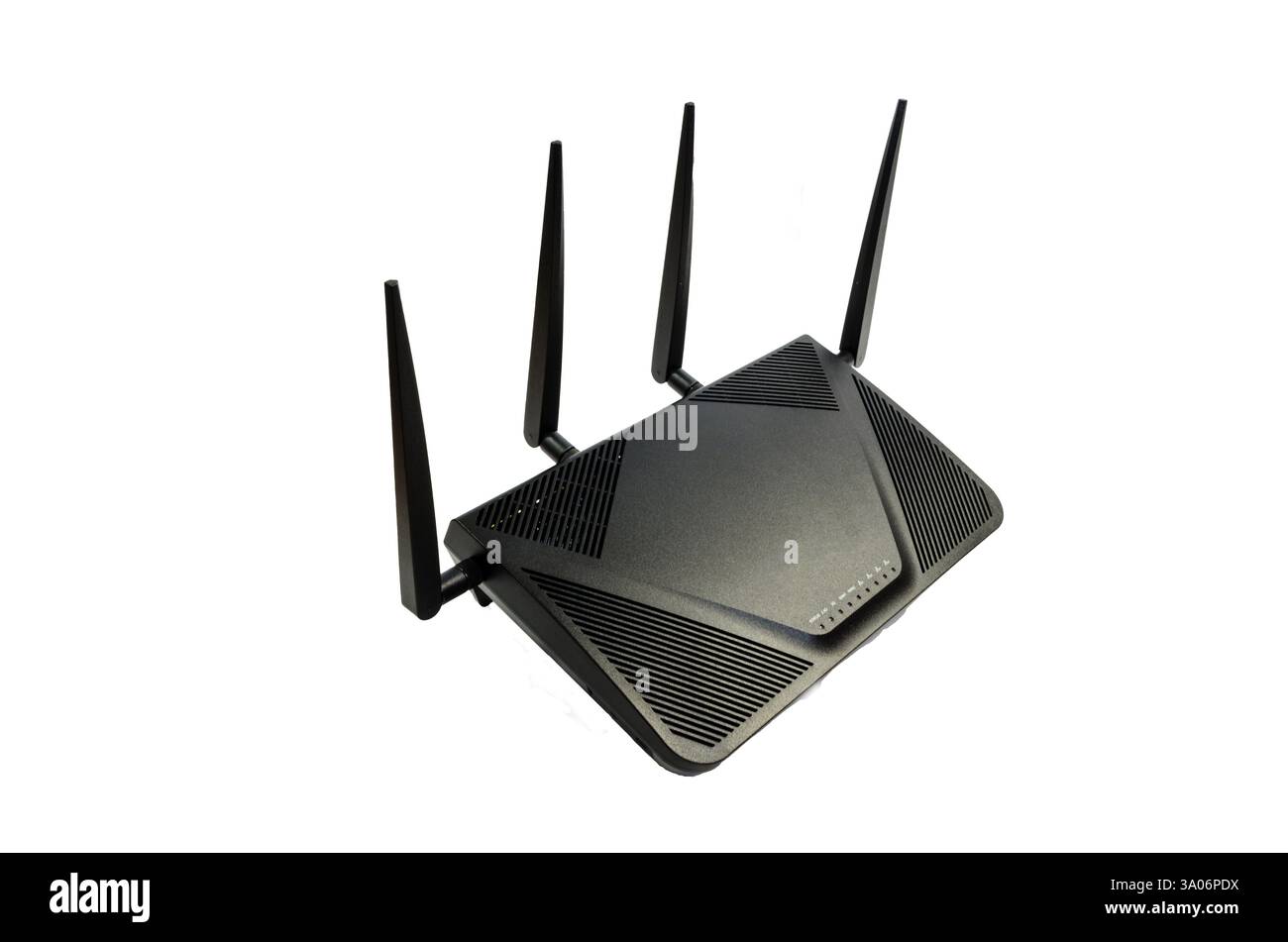 Abgewinkelte Ansicht eines generischen drahtlosen Internet-Routers mit vier Antennen vor weißem Hintergrund. Stockfoto