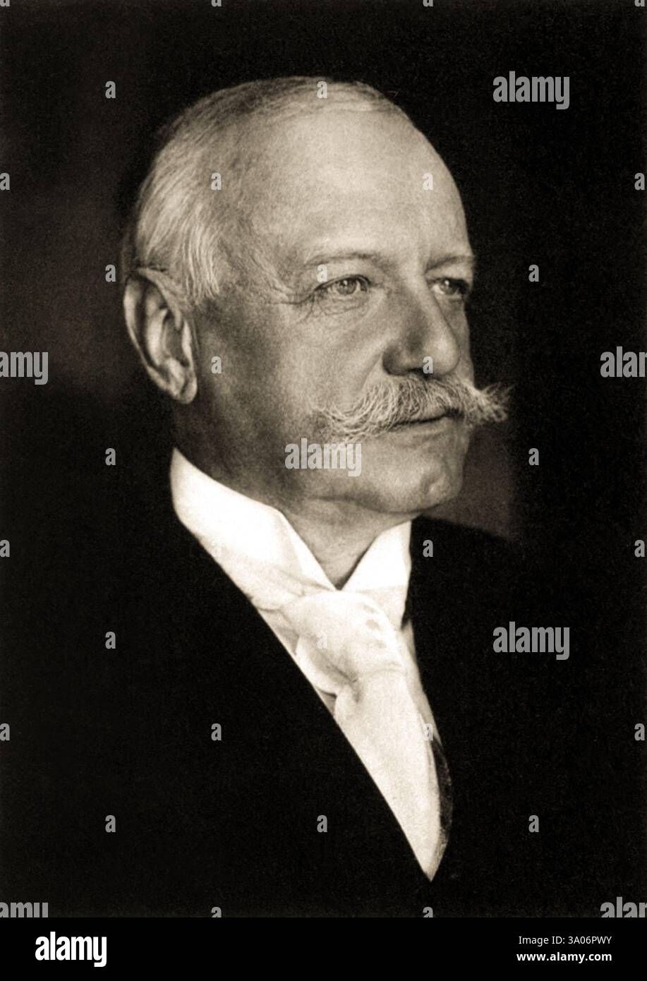 1916 , GERMANIA : der deutsche Politiker Bernhard von Bülow ( 1849–1929 ). Graf von 1899, Prinz von 1905. Er war Staatssekretär und Außenminister der Bundesrepublik Deutschland. Er war der Protagonist der gescheiterten deutschen Friedensmission, die Italien daran hindern sollte, an der Seite der Triple Entente in den Ersten Weltkrieg einzutreten. Foto von Max Hirsch ( 1880 – 1925 ) . - Heinrich Karl Martin von BULOW BUELOW - GESCHICHTE - Foto STORICHE - POLITICO - POLITICA - POLITIC - Porträt - ritratto - Schnurrbart - baffi - 1. Weltkrieg - GROSSER KRIEG - GRANDE GUERRA - 1. WELTKRIEG - Archivio GBB Stockfoto
