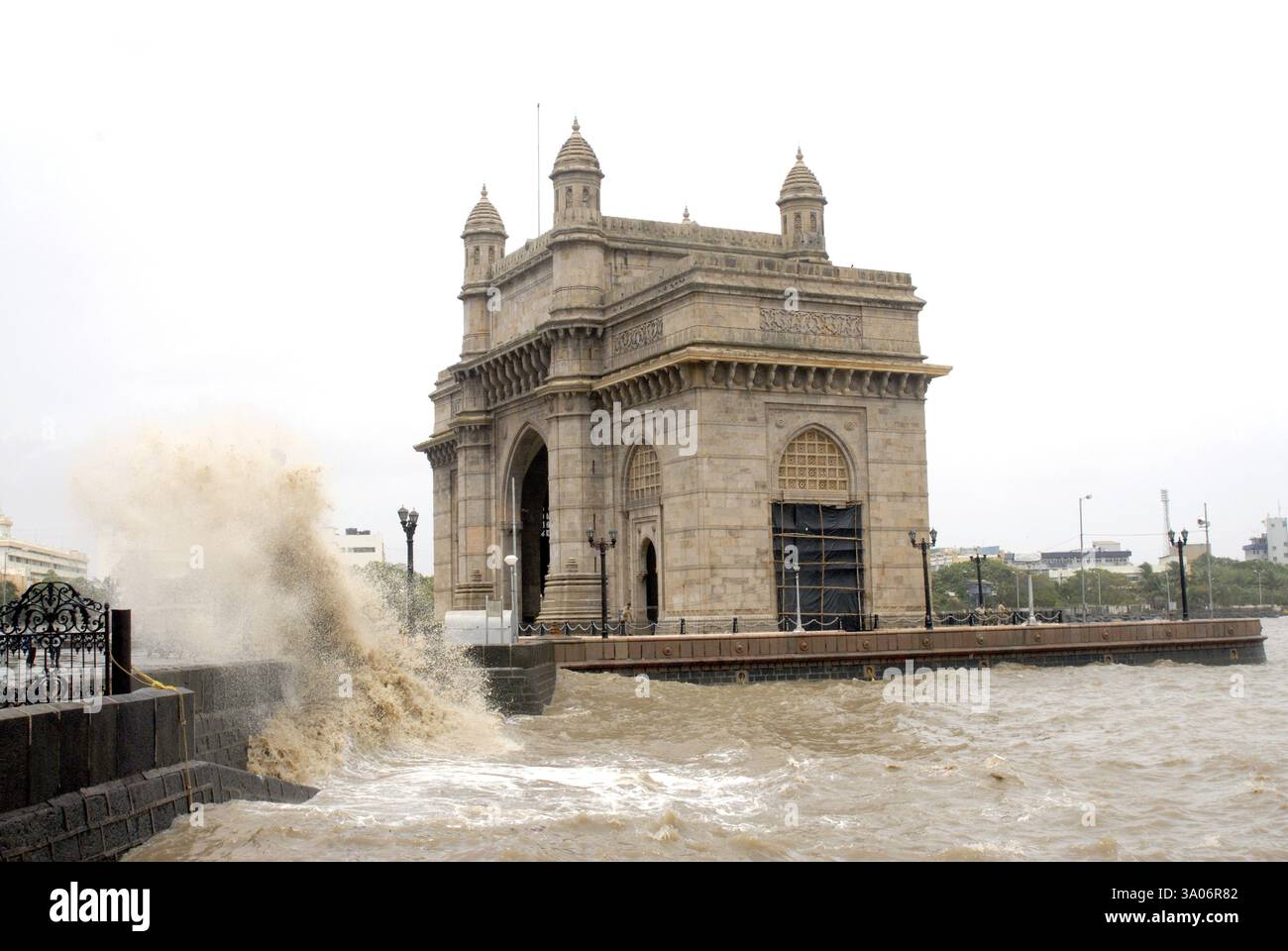 Hightide am Gateway of India, Bombay Mumbai, Maharashtra, Indien 24. Juli 2009 Stockfoto