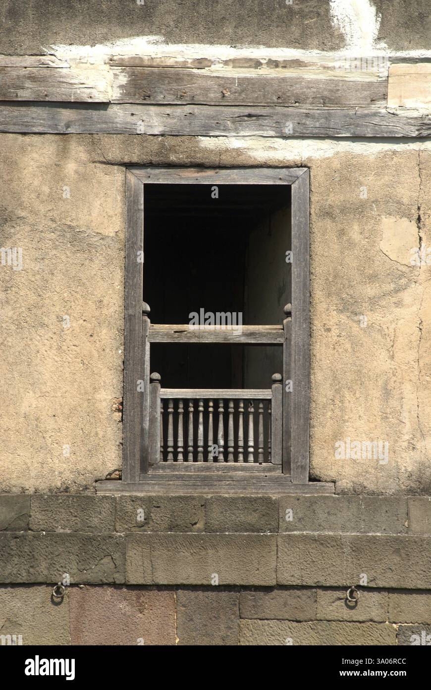 Holzbalkon und Geländer, Delhi Tor Darwaja Haupteingang Nagarkhana von Shaniwarwada, Pune, Maharashtra, Indien, Asien Stockfoto
