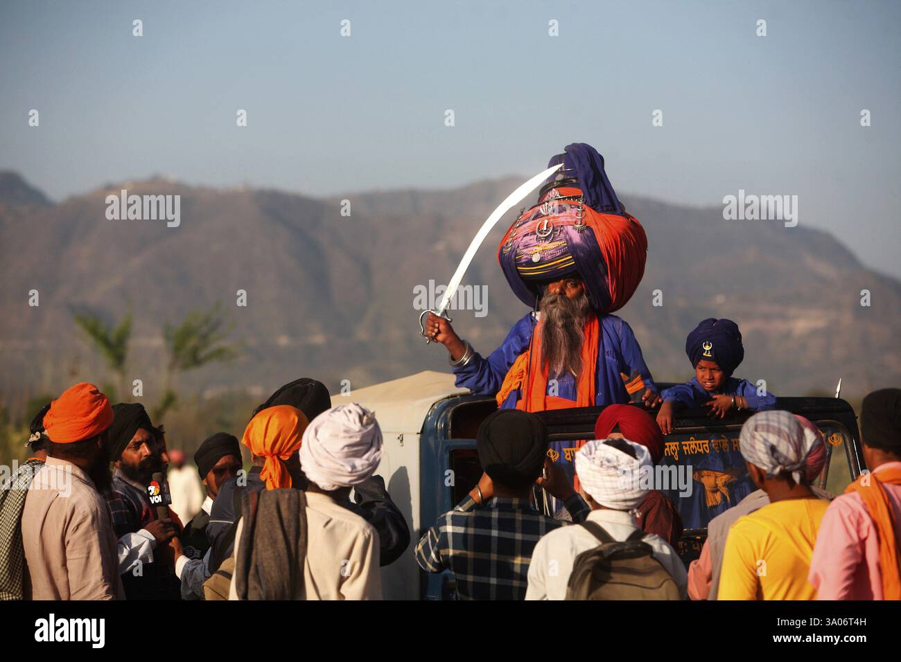 Nihang oder Sikh Krieger in Pagdi oder Kopfbedeckungen mit Schwert während der Feierlichkeiten Hola Mohalla an Anandpur Sahib in Rupnagar Stockfoto
