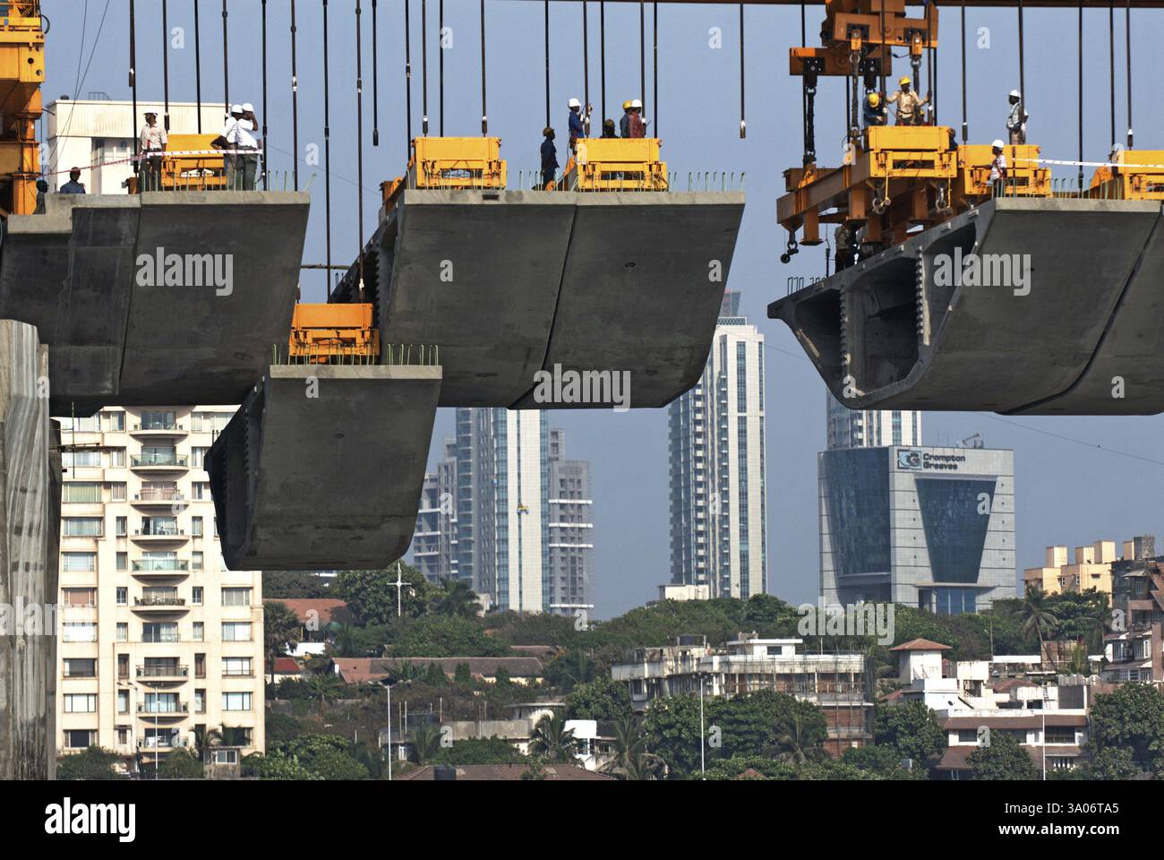 Riesige eiserne Fachwerkträger verwendet, um den letzten Block in Bau Bandra Worli Sea Link am Worli Bombay Mumbai heben Stockfoto