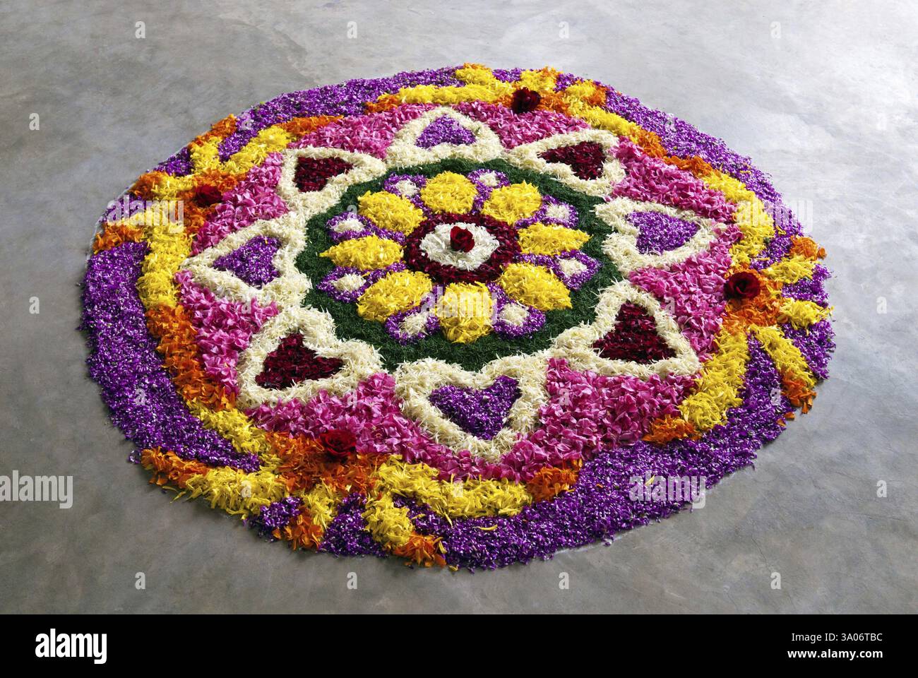 Blumendekoration für Onam Festival, Kerala, Indien, Asien Stockfoto