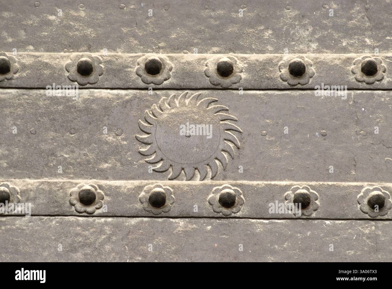 Sonne, heiliges Zeichen auf Metallblech des starken Haupteingangstors von Shaniwarwada, Pune, Maharashtra, Indien, Asien Stockfoto