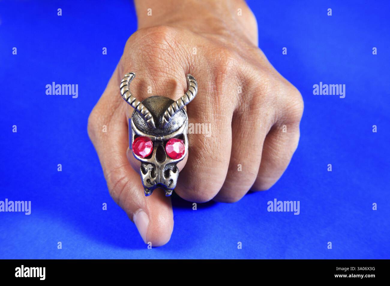 Moderner Modering auf Finger, blauer Hintergrund, Bombay Mumbai, Maharashtra, Indien MR#201 Stockfoto