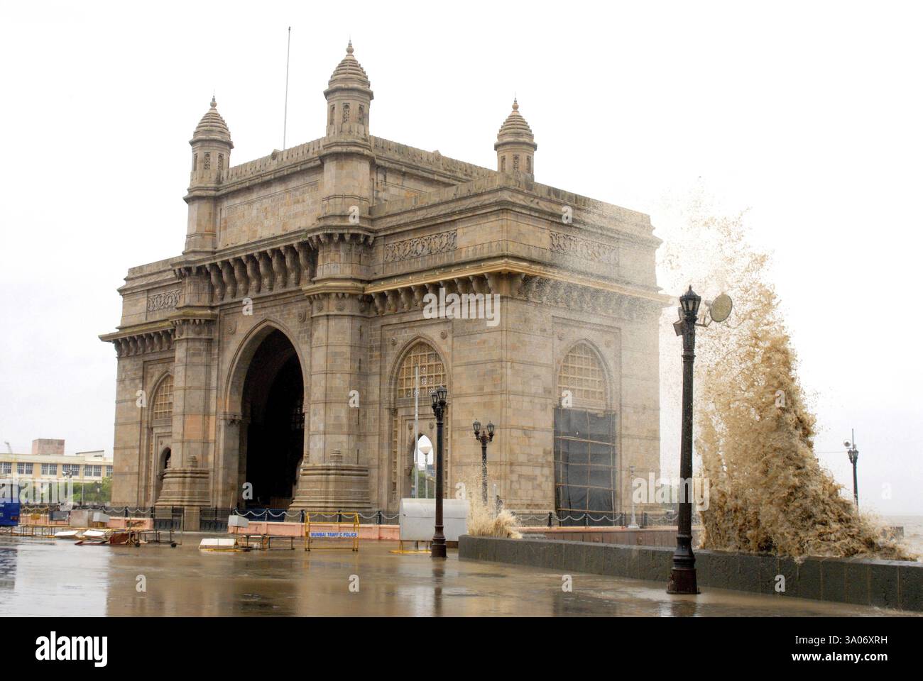 Hightide am Gateway of India, Bombay Mumbai, Maharashtra, Indien 24. Juli 2009 Stockfoto