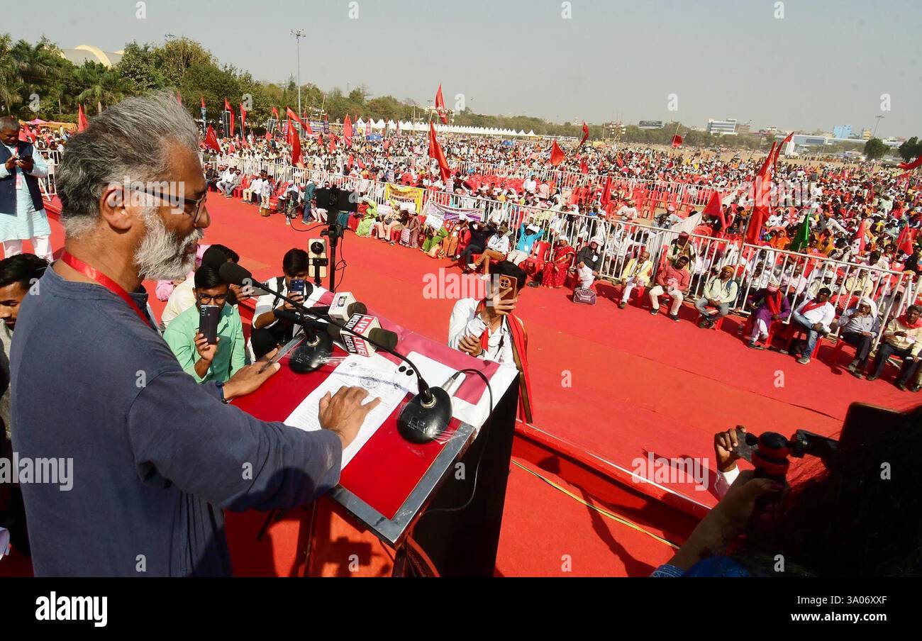 Patna, Indien. März 2025. PATNA, INDIEN - 2. MÄRZ: CPI-ML-Generalsekretär Dipankar Bhattacharya sprach während der „Badlo Bihar Mahajutan“-Kundgebung am 2. März 2025 in Gandhi Maidan in Patna, Indien. (Foto: Santosh Kumar/Hindustan Times/SIPA USA) Credit: SIPA US/Alamy Live News Stockfoto