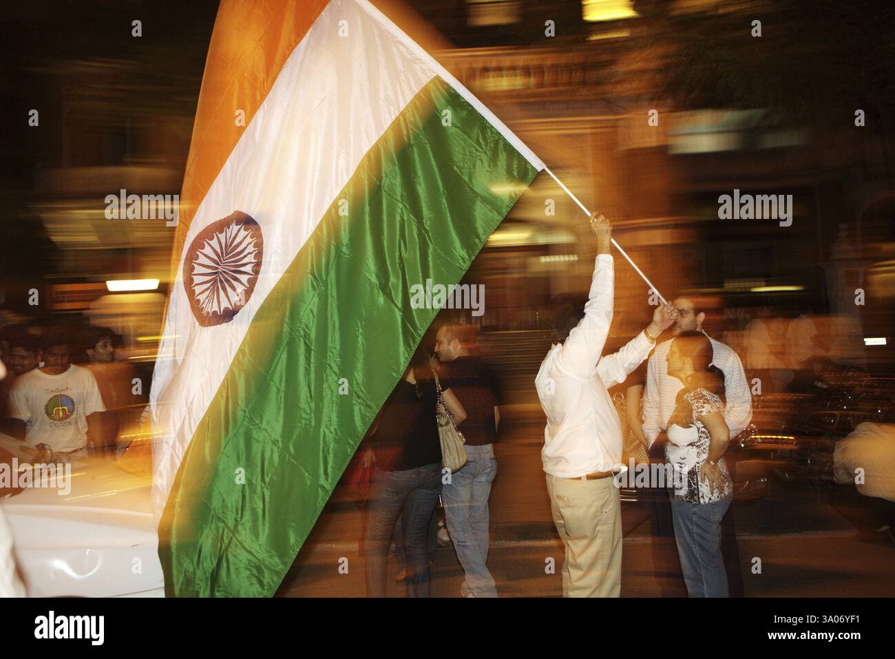 Tausende Mumbaikars Teil Masse Protestmarsch am Gateway Terroranschlag Deccan Mudschaheddin am 26. November 2008 in Bombay Stockfoto