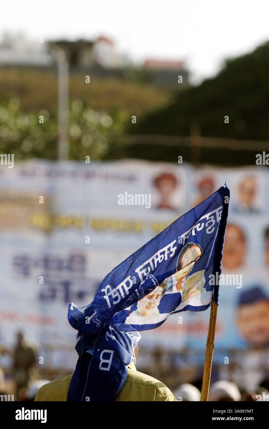 Unterstützer der Bahujan Samaj Party BSP, die Flagge in der Wahlkampfkundgebung in Bombay hält Stockfoto