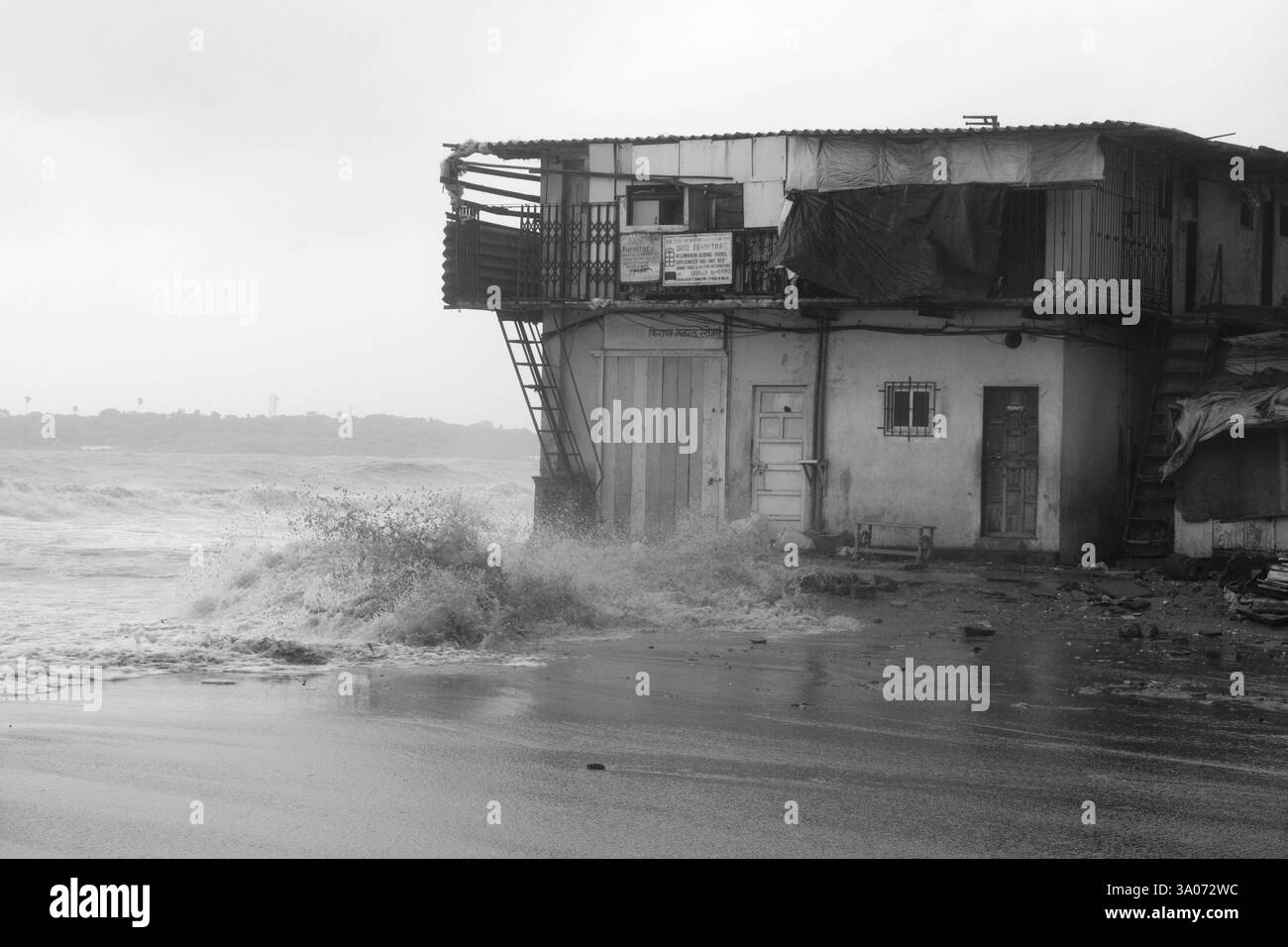 Slum am Strand von Versova, Bombay Mumbai, Maharashtra, Indien, Asien Stockfoto