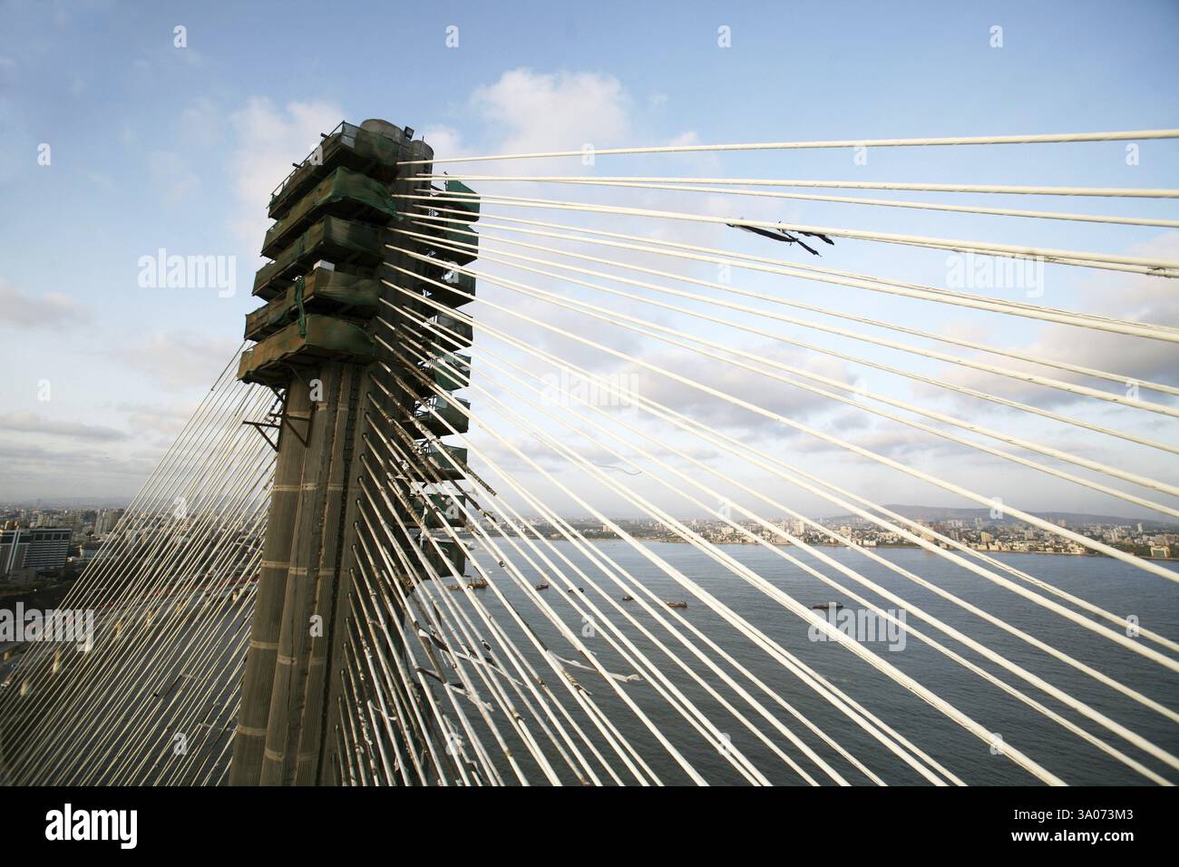 Blick auf die im Bau befindliche Bandra Worli Seeverbindung ist eine 8-spurige, zweispurige Seilbrücke, Bombay Mumbai Stockfoto