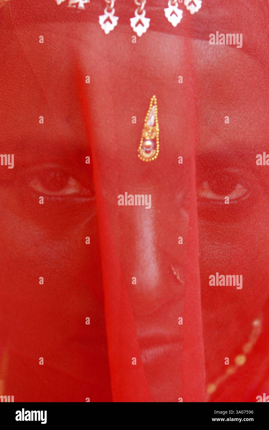 Rajasthani-Frau, die Gesicht in roter Dupatta versteckt, Jodhpur, Rajasthan, Indien MR#704 Stockfoto