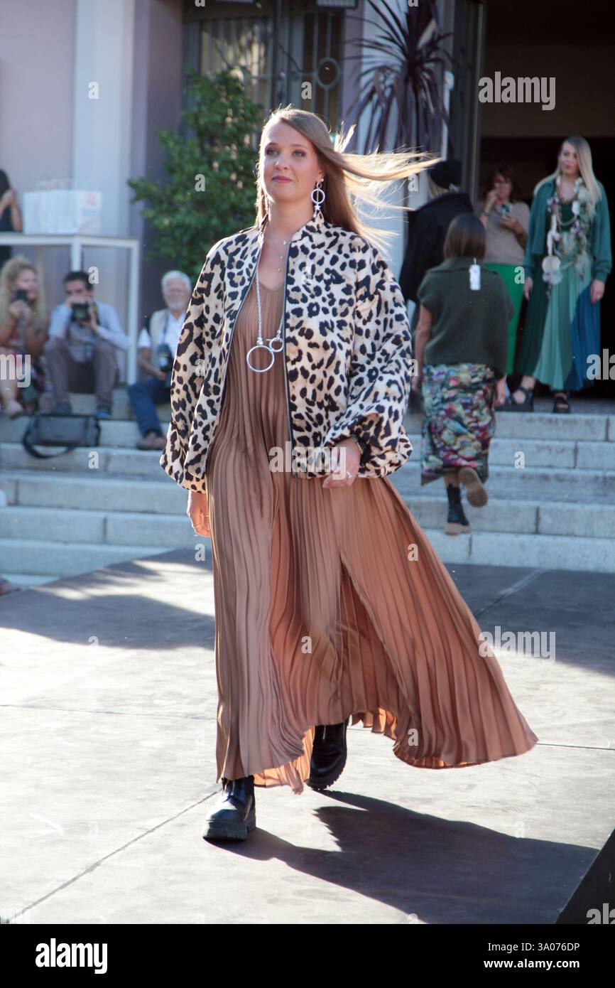 Frankreich, Saint-Jean-de-Maurienne, 10.09.2022. Modeschau und Tänze auf dem Vorplatz des Theaters Gerard Philippe Stockfoto