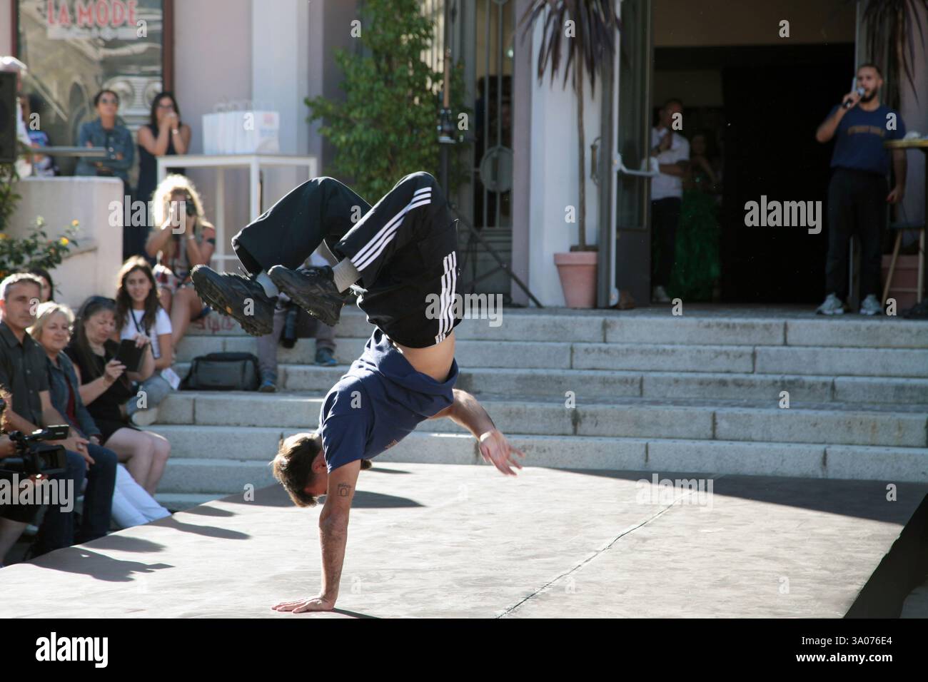 Frankreich, Saint-Jean-de-Maurienne, 10.09.2022. Modeschau und Tänze auf dem Vorplatz des Theaters Gerard Philippe Stockfoto