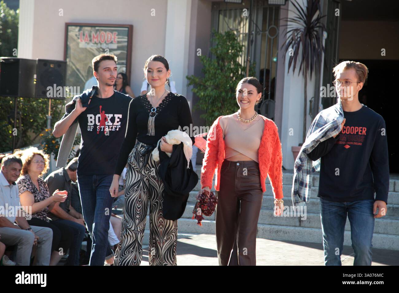Frankreich, Saint-Jean-de-Maurienne, 10.09.2022. Modeschau und Tänze auf dem Vorplatz des Theaters Gerard Philippe Stockfoto