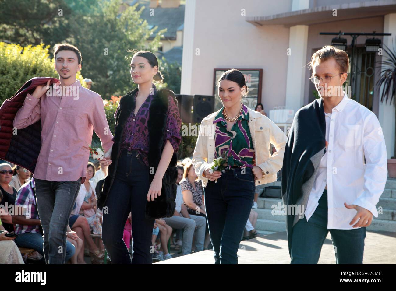 Frankreich, Saint-Jean-de-Maurienne, 10.09.2022. Modeschau und Tänze auf dem Vorplatz des Theaters Gerard Philippe Stockfoto