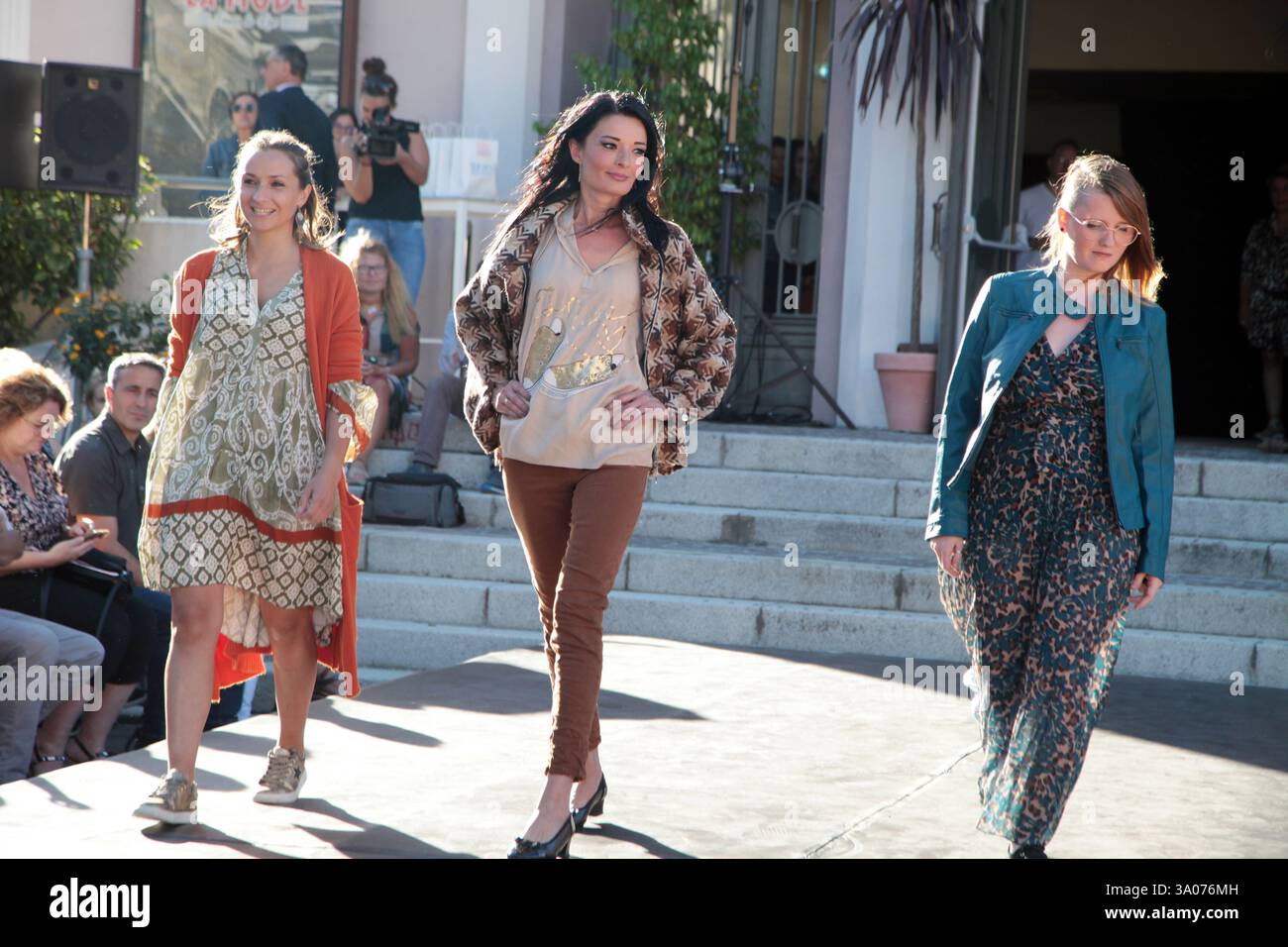 Frankreich, Saint-Jean-de-Maurienne, 10.09.2022. Modeschau und Tänze auf dem Vorplatz des Theaters Gerard Philippe Stockfoto