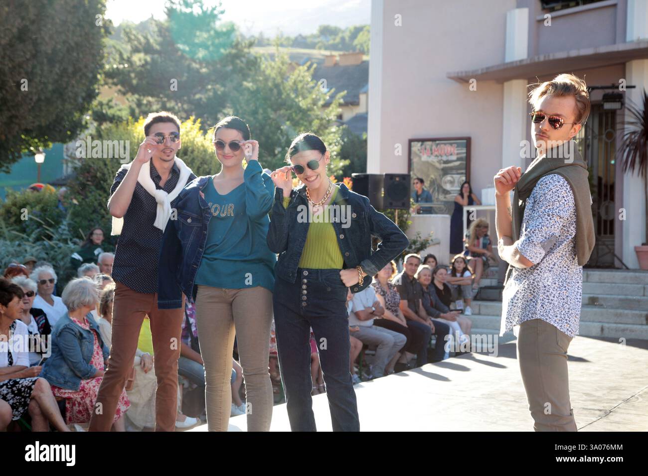 Frankreich, Saint-Jean-de-Maurienne, 10.09.2022. Modeschau und Tänze auf dem Vorplatz des Theaters Gerard Philippe Stockfoto