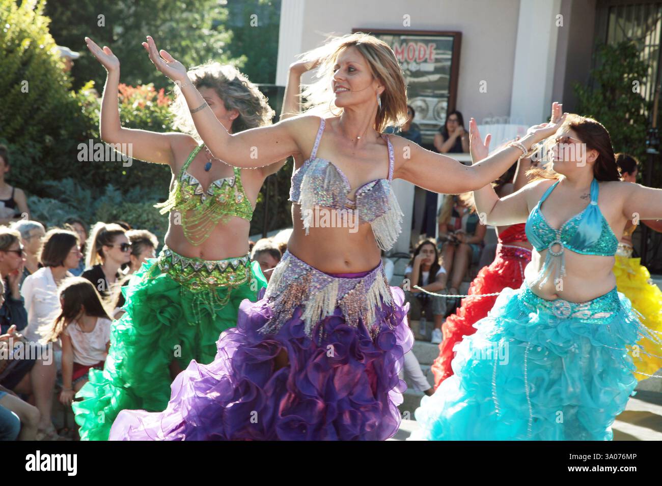Frankreich, Saint-Jean-de-Maurienne, 10.09.2022. Modeschau und Tänze auf dem Vorplatz des Theaters Gerard Philippe Stockfoto