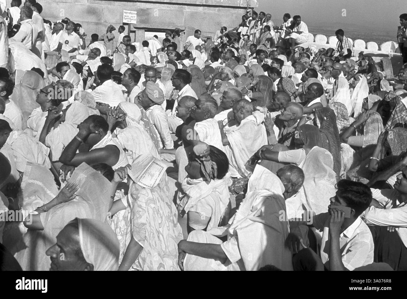 Pilger versammelten sich, um die großen Bäder, Mahamastakabhisheka, die einmal in 12 Jahren gehalten wurde, zu sehen. Gomateshwara Statue ist 57 Meter hoch in Sravanaboleghola, Karn Stockfoto