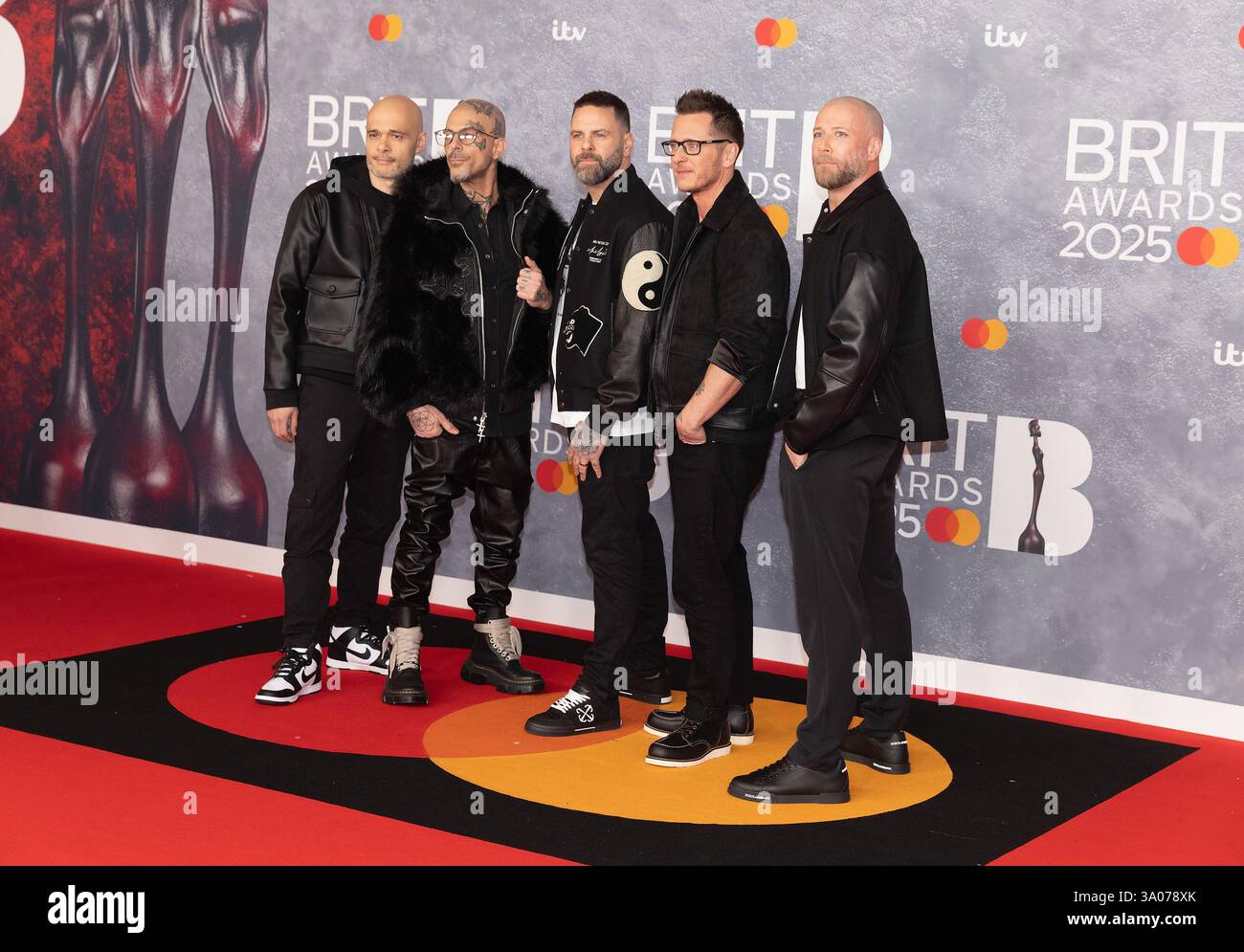 London, Großbritannien. März 2025. (NUR REDAKTIONELLE VERWENDUNG) Sean Conlon, AbZ Love, Scott Robinson, Ritchie Neville und Jason 'J' Brown von fünf nehmen am 1. März 2025 in London, England, an den Brit Awards 2025 Red Carpet Arrivals im Intercontinental Hotel, North Greenwich Teil. Vereinigtes Königreich. Quelle: S.A.M./Alamy Live News Stockfoto London, Großbritannien. März 2025. (NUR REDAKTIONELLE VERWENDUNG) Sean Conlon, AbZ Love, Scott Robinson, Ritchie Neville und Jason 'J' Brown von fünf nehmen am 1. März 2025 in London, England, an den Brit Awards 2025 Red Carpet Arrivals im Intercontinental Hotel, North Greenwich Teil. Vereinigtes Königreich. Quelle: S.A.M./Alamy Live News Stockfoto