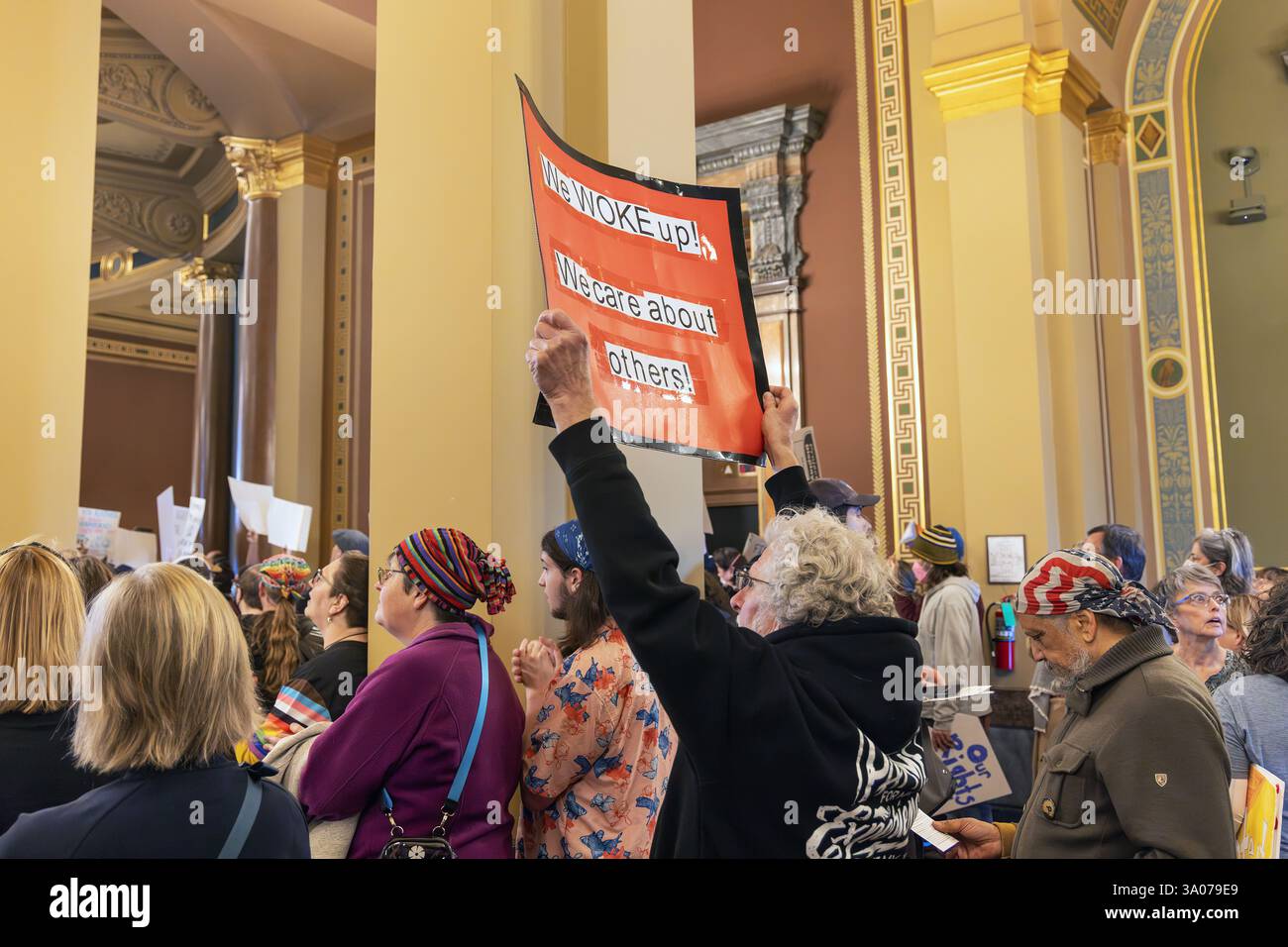 Am 27. Februar 2025 füllten die Demonstranten die Hauptstadt in des Moines, Iowa, als die Iowa Legislative die Senate File 418, welche die zivilen Rechte einschränkte, überholt hatte Stockfoto