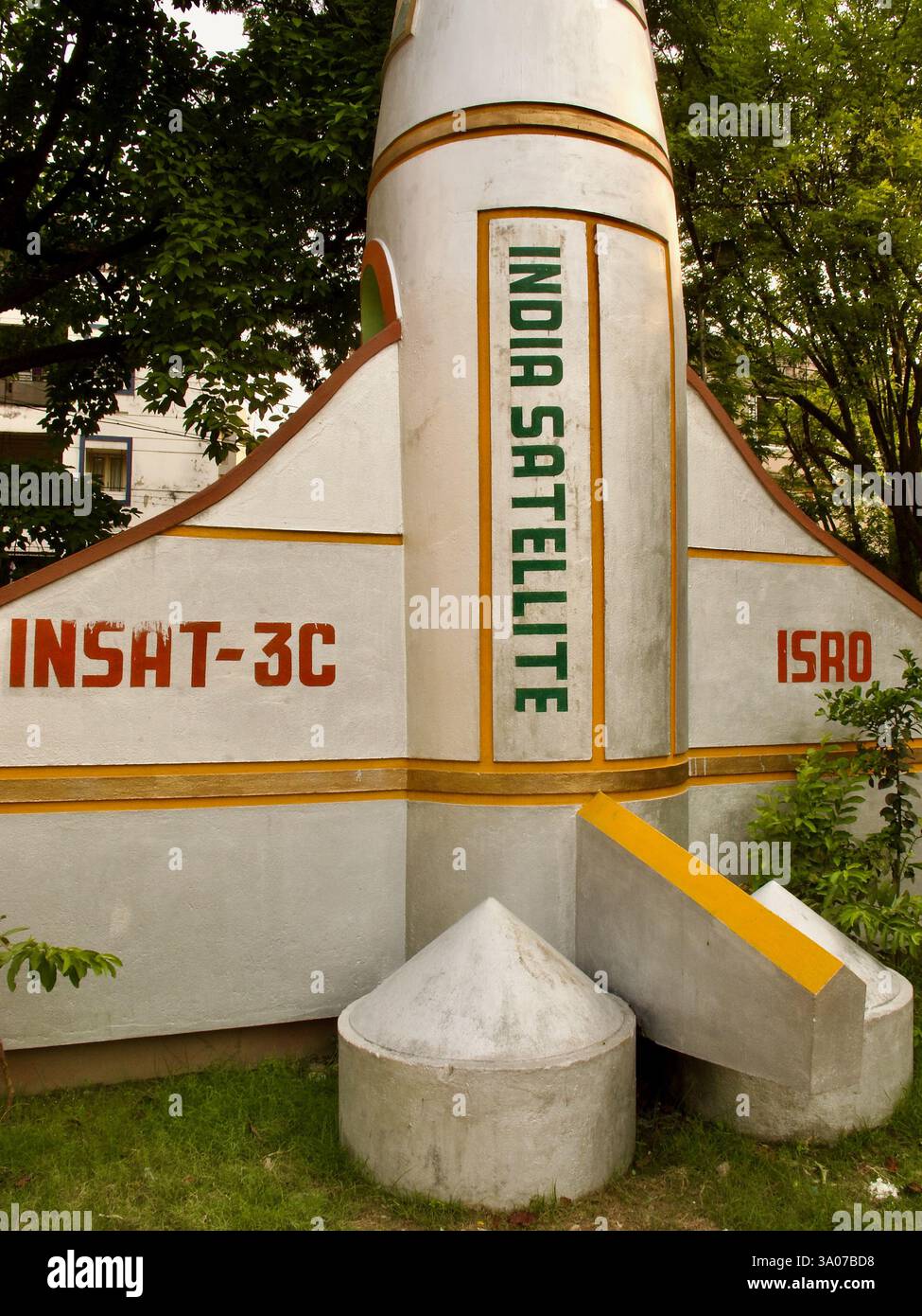 Ein Modell einer indischen Satellitenrakete in einem öffentlichen Park in Kalkutta, das die Fortschritte des ISRO in der Raumfahrttechnologie feiert. Stockfoto