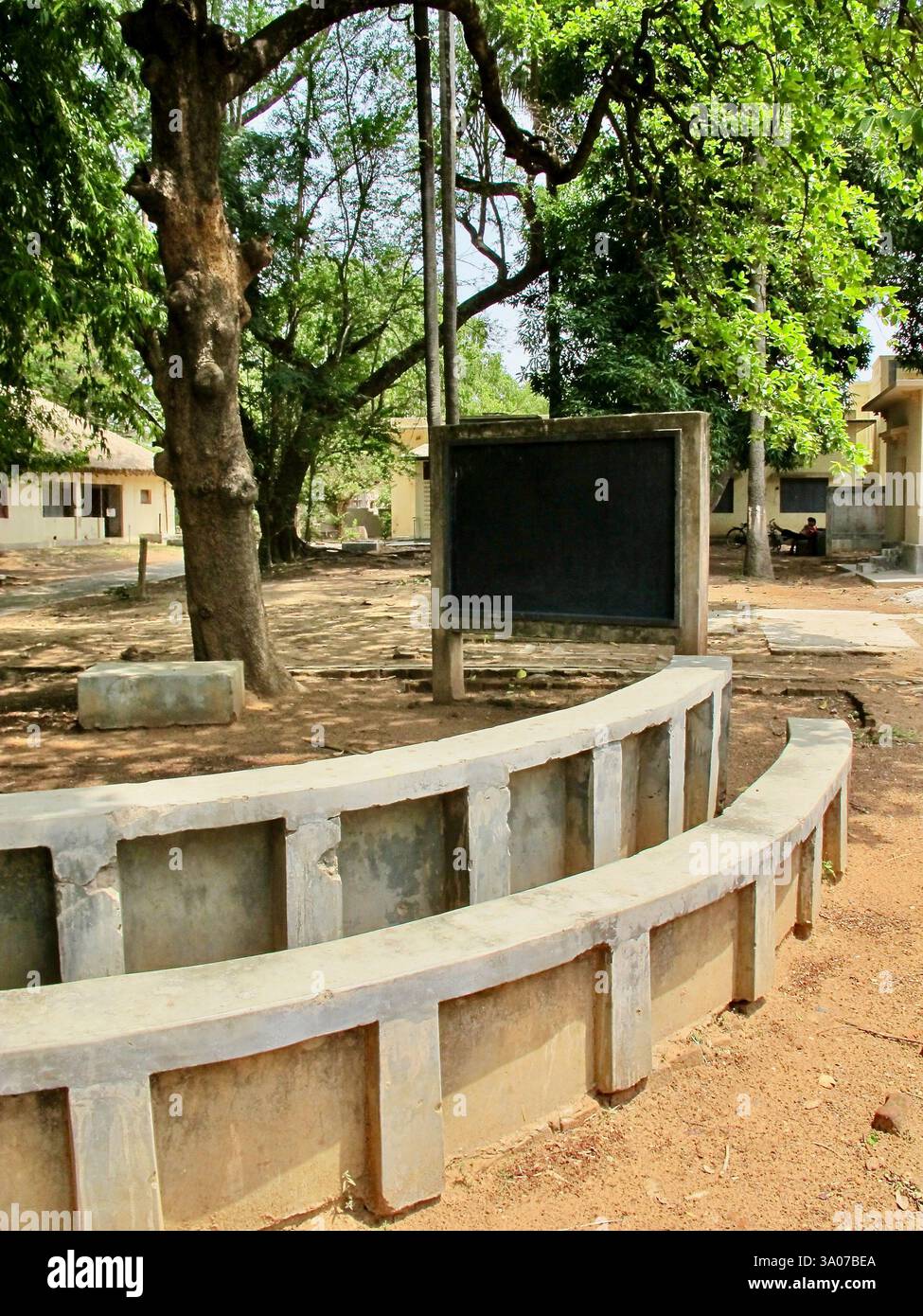 Freiluftunterricht in Santiniketan, der Universität, die von Rabindranath Tagore in Westbengalen gegründet wurde und alternative naturnahe Bildungsangebote fördert. Stockfoto