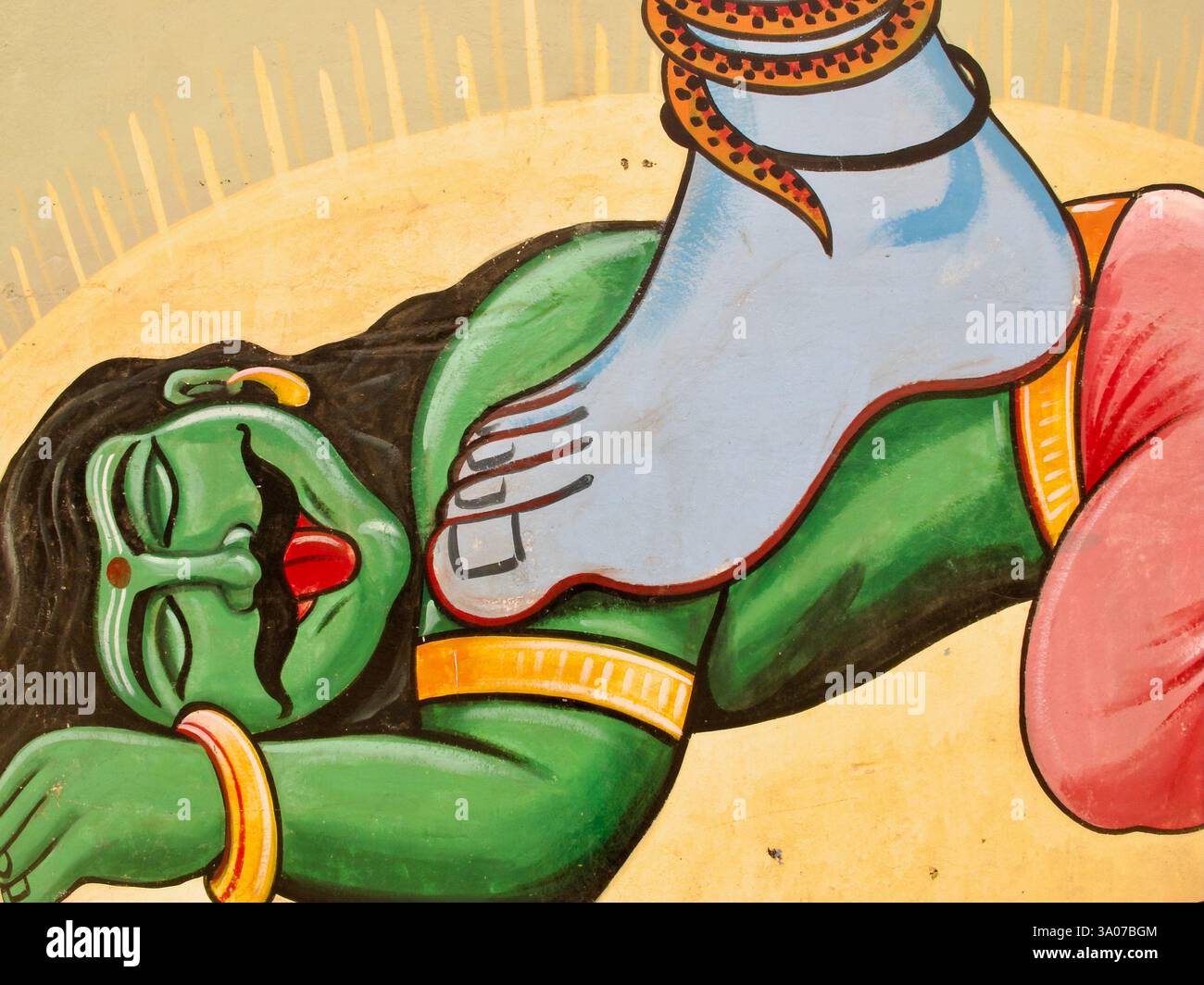 Detail aus Shivas Wandbild in Varanasi, das den Dämon Apasmara unter seinem Fuß darstellt und den Triumph der göttlichen Weisheit über die Unwissenheit symbolisiert. Stockfoto