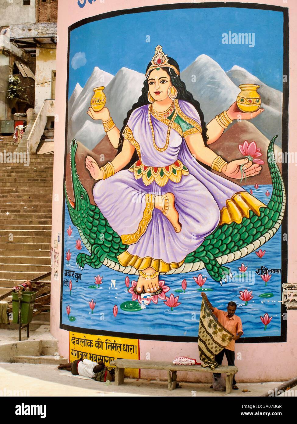 Wandgemälde von Ganga Devi auf einem Wasserturm in Varanasi, das die Hindu-Hingabe mit der Erhaltung des Ganges verbindet Stockfoto