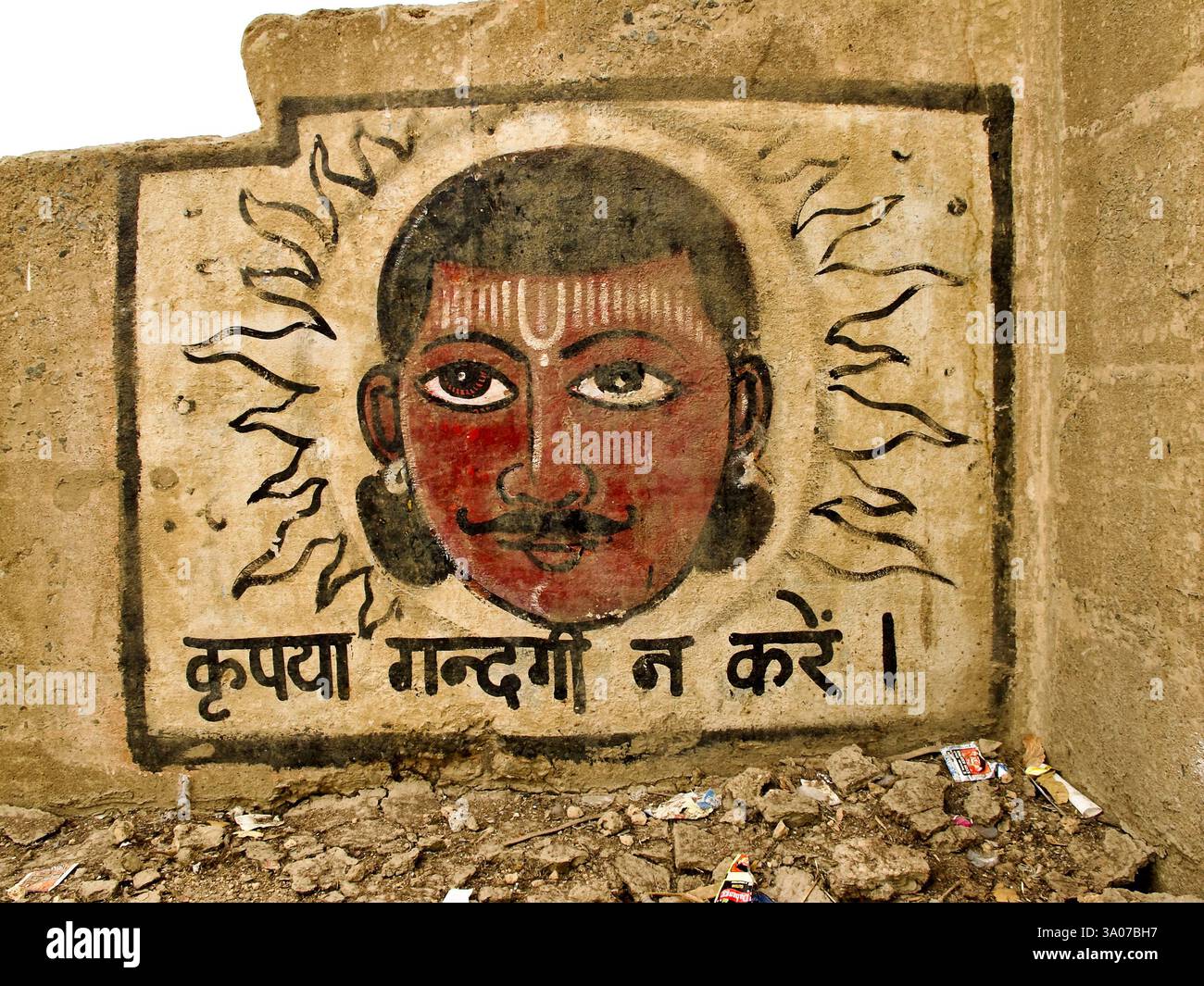 Wandgemälde in Varanasi, Indien, mit religiösen Bildern auf Sauberkeit drängen. Der Hindi-Text lautet: „Bitte nicht verstreuen!“ Aber der Müll bleibt unten. Stockfoto
