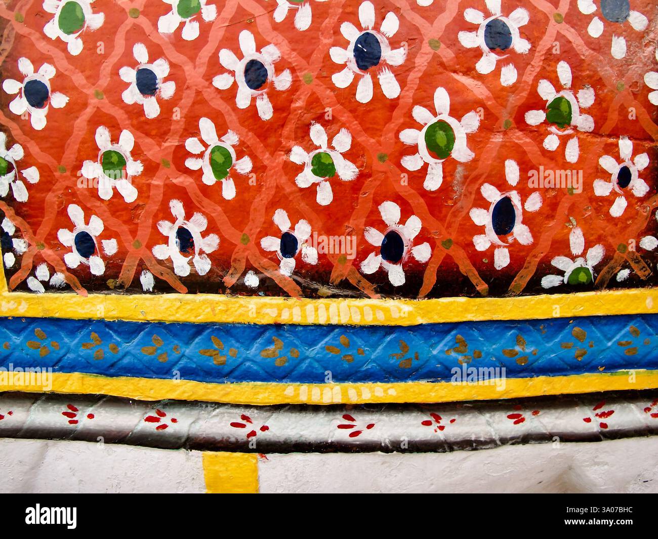 Handgemalte Wandmalerei in Varanasi, Indien, mit komplizierten floralen und geometrischen Mustern, die traditionelles Kunsthandwerk widerspiegeln. Stockfoto
