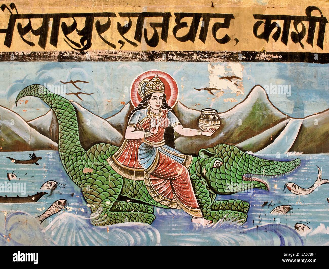 Wandbild von Ganga Devi in Raj Ghat, Varanasi, das die Flussgöttin zeigt, die auf einer Makara reitet, der mythischen krokodilen ähnlichen Kreatur. Stockfoto