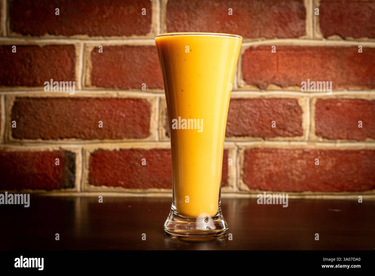 Mangolassi in einem Glas Stockfoto
