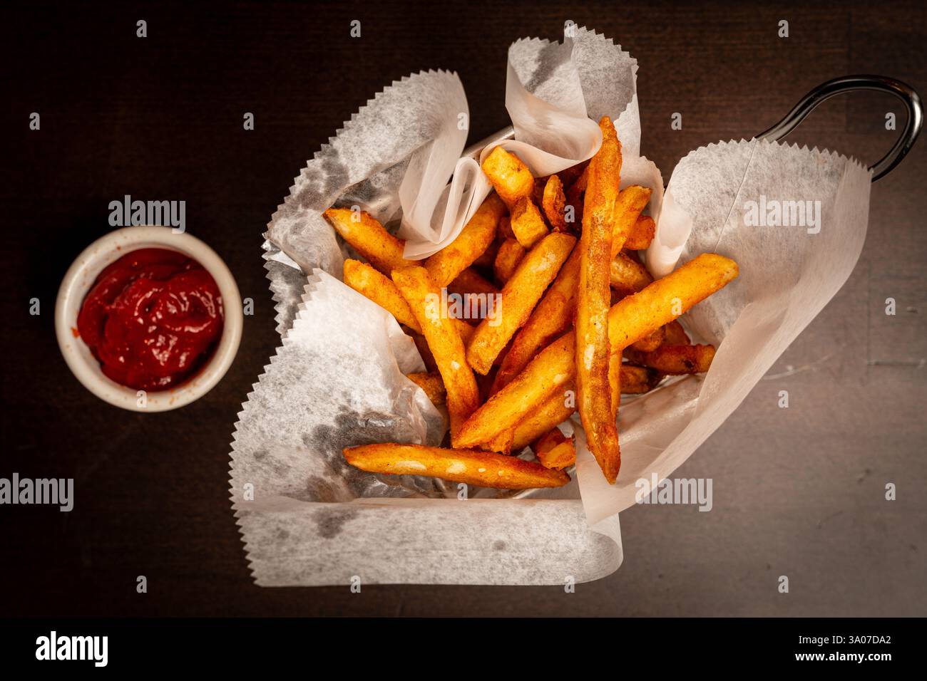 Pommes frites in einem Korb Stockfoto