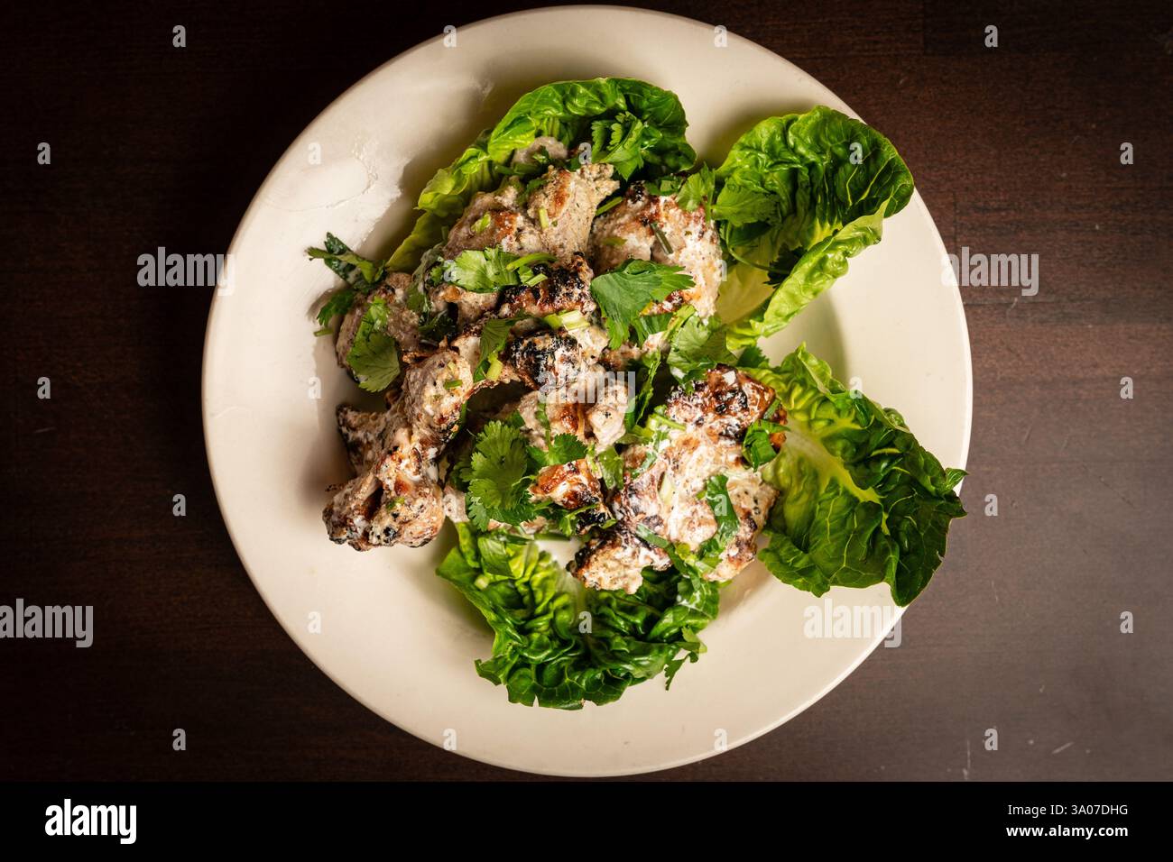 Hähnchensalat auf einem Teller Stockfoto