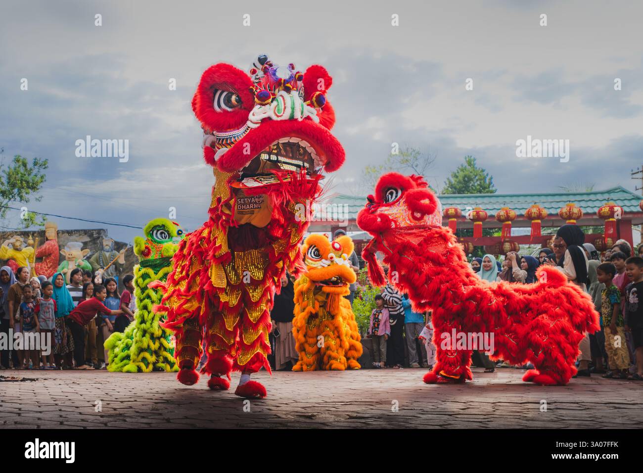 Balikpapan, Indonesien - 29. Januar 2025. Die anderen drei Löwentänze unterhalten auch die Menge, die das chinesische Neujahr begrüßt. Stockfoto