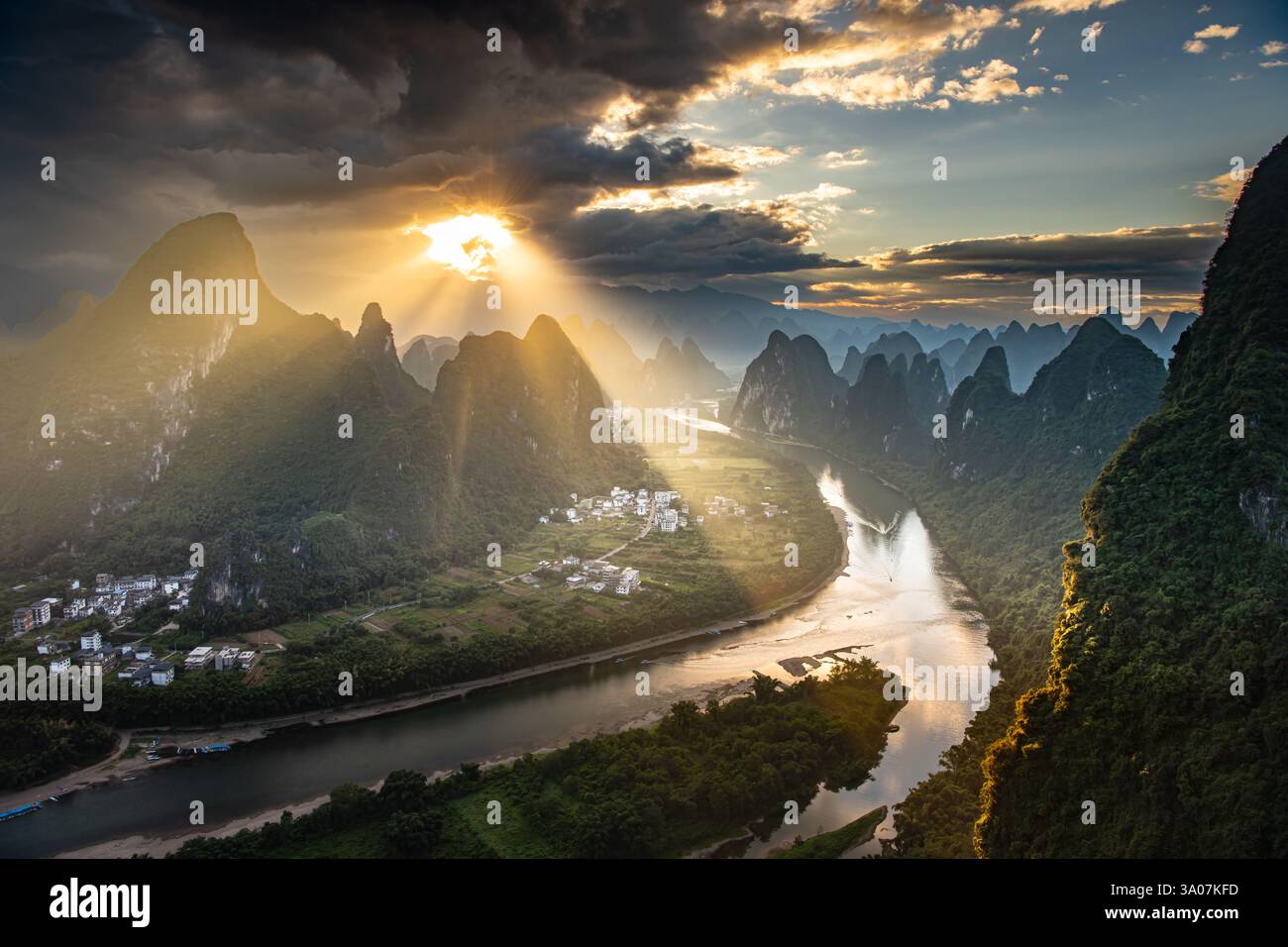 Sonnenaufgang Am Berg Guilin Xingping Xianggong, China. Legendärer Sonnenaufgang Stockfoto