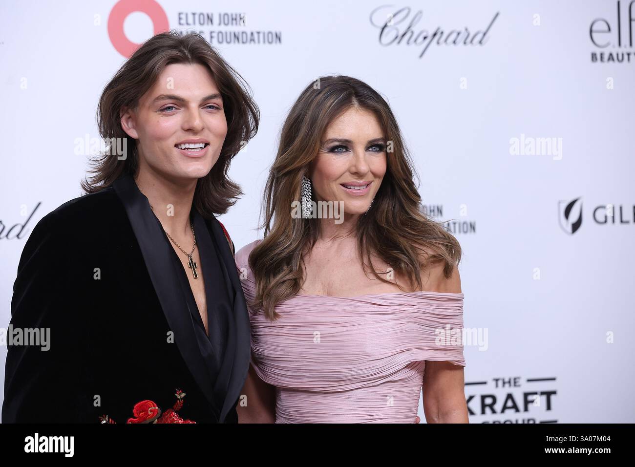 Damian Hurley, Elizabeth Hurley, nahm am 2. März 2025 an der Oscar Party der Vanity Fair im Wallis Annenberg Center for the Performing Arts 2025 in Beverly Hills, Kalifornien, Teil. Foto: Crash/imageSPACE/MediaPunch Stockfoto