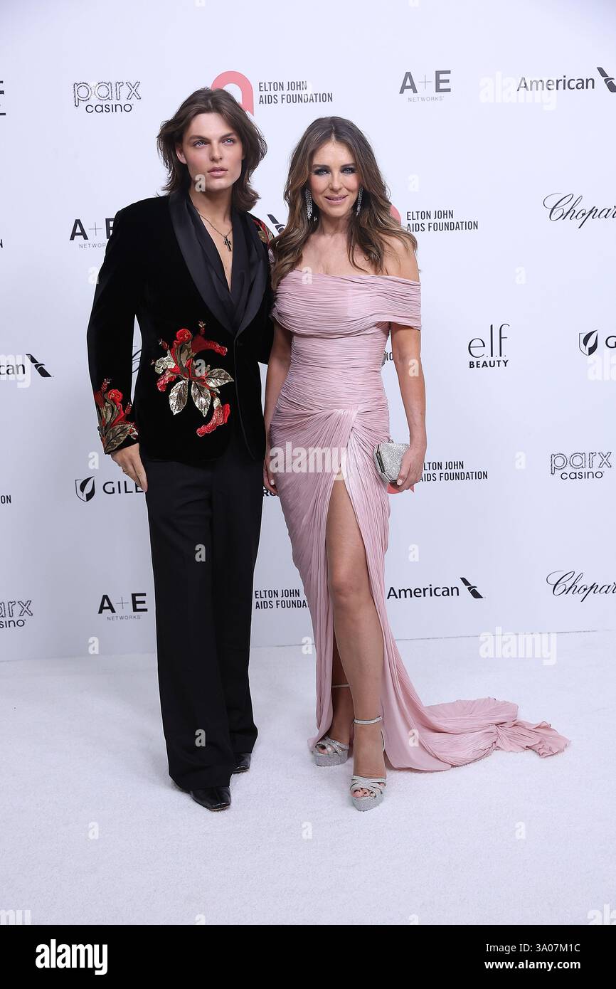 Damian Hurley, Elizabeth Hurley, nahm am 2. März 2025 an der Oscar Party der Vanity Fair im Wallis Annenberg Center for the Performing Arts 2025 in Beverly Hills, Kalifornien, Teil. Foto: Crash/imageSPACE/MediaPunch Stockfoto