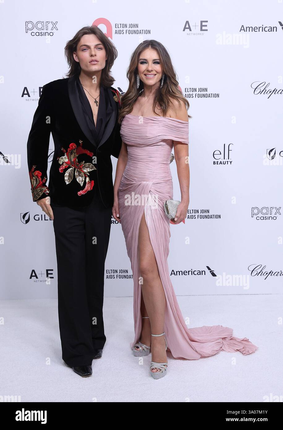 Damian Hurley, Elizabeth Hurley, nahm am 2. März 2025 an der Oscar Party der Vanity Fair im Wallis Annenberg Center for the Performing Arts 2025 in Beverly Hills, Kalifornien, Teil. Foto: Crash/imageSPACE/MediaPunch Stockfoto