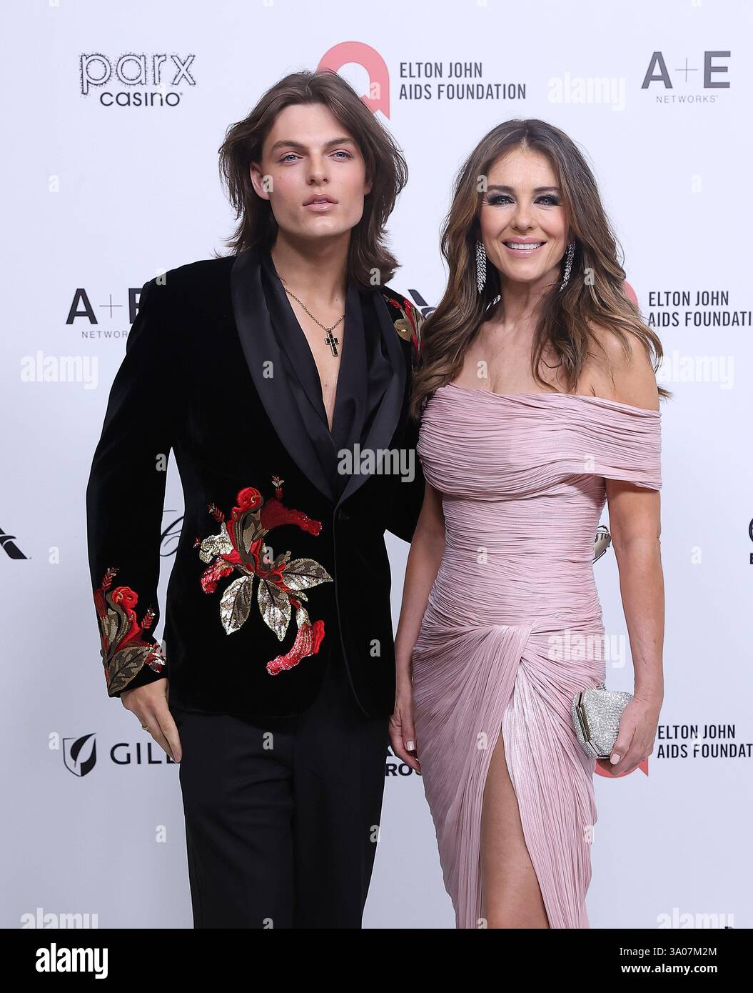 Damian Hurley, Elizabeth Hurley, nahm am 2. März 2025 an der Oscar Party der Vanity Fair im Wallis Annenberg Center for the Performing Arts 2025 in Beverly Hills, Kalifornien, Teil. Foto: Crash/imageSPACE/MediaPunch Stockfoto