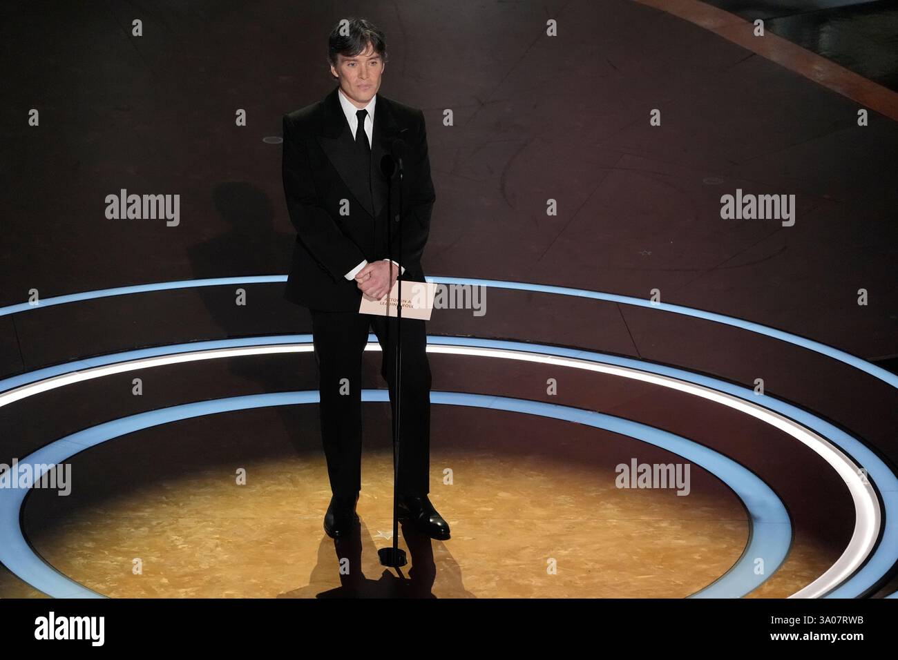 Cillian Murphy presents the award for best performance by an actor in a leading role during the Oscars on Sunday, March 2, 2025, at the Dolby Theatre in Los Angeles. (AP Photo/Chris Pizzello) Stockfoto