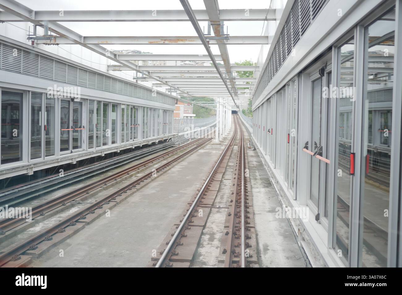 Hochbahngleise und Bahnhofsstruktur im städtischen Umfeld Stockfoto