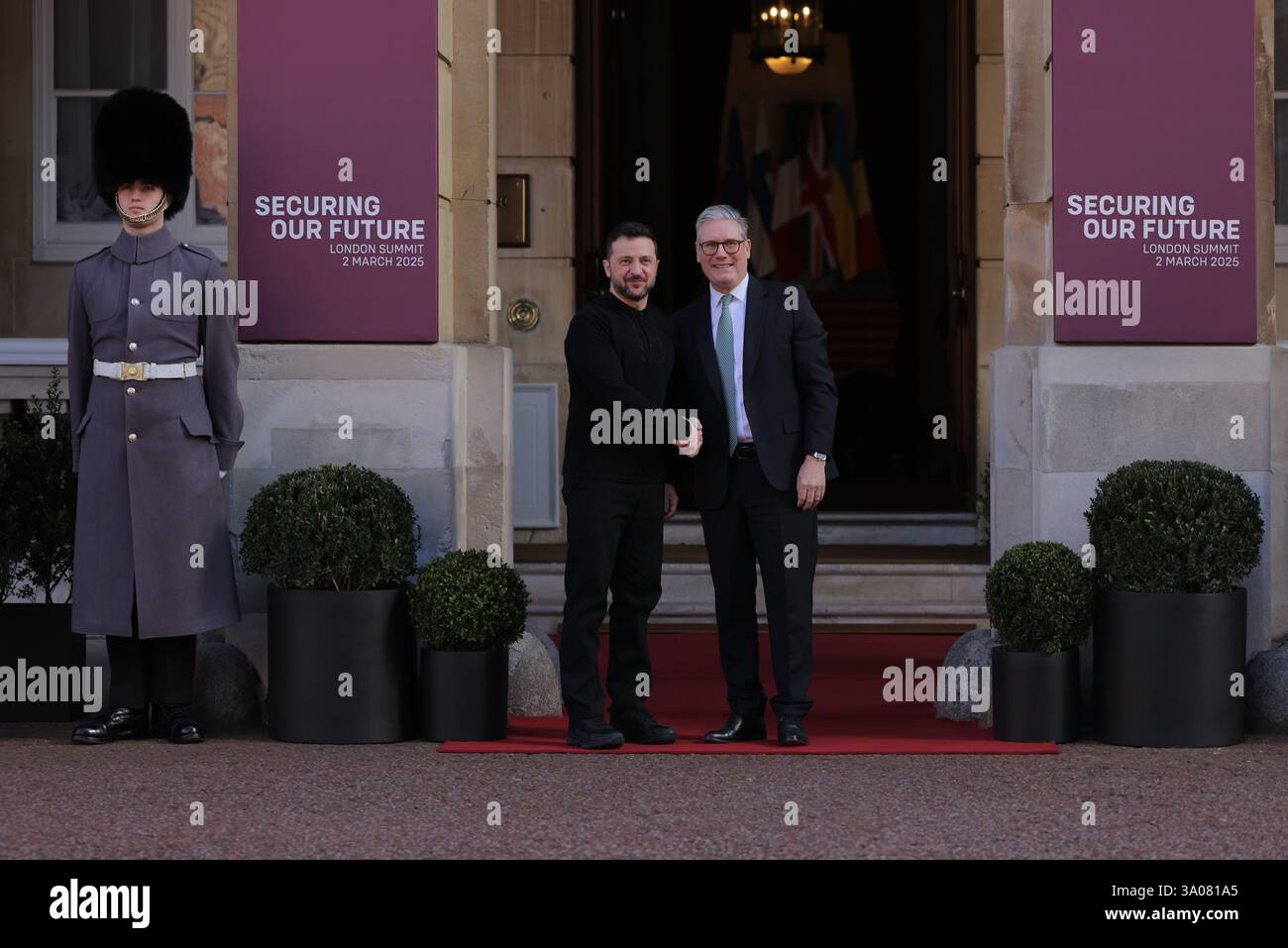 (250303) -- LONDON, 3. März 2025 (Xinhua) -- der britische Premierminister Keir Starmer (R) schüttelt dem ukrainischen Präsidenten Wolodymyr Zelensky die Hand vor einem Verteidigungsgipfel in London, Großbritannien, 2. März 2025. Westliche Führer, darunter mehr als ein Dutzend europäische Staatsoberhäupter und kanadischer Premierminister Justin Trudeau, versammelten sich am Sonntag in London zum Verteidigungsgipfel, um nach einer Woche intensiver diplomatischer Gespräche einen Friedensplan für die Ukraine voranzubringen. Nach dem Sonntagsgipfel sagte der britische Premierminister Keir Starmer, dass sich die Staats- und Regierungschefs auf einen vier-Stufen-Plan geeinigt hätten, um p zu garantieren Stockfoto